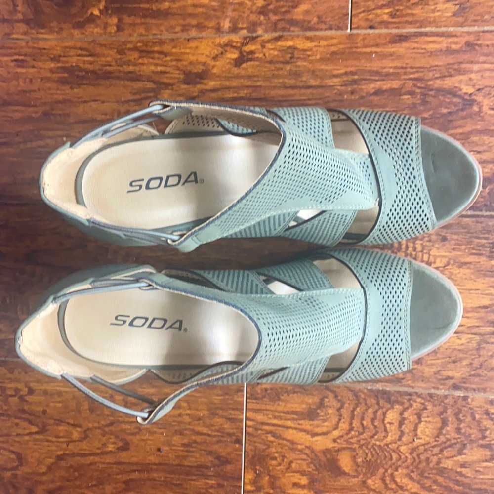 Army green Chunky heels-Women size 11 - Picture 3 of 3